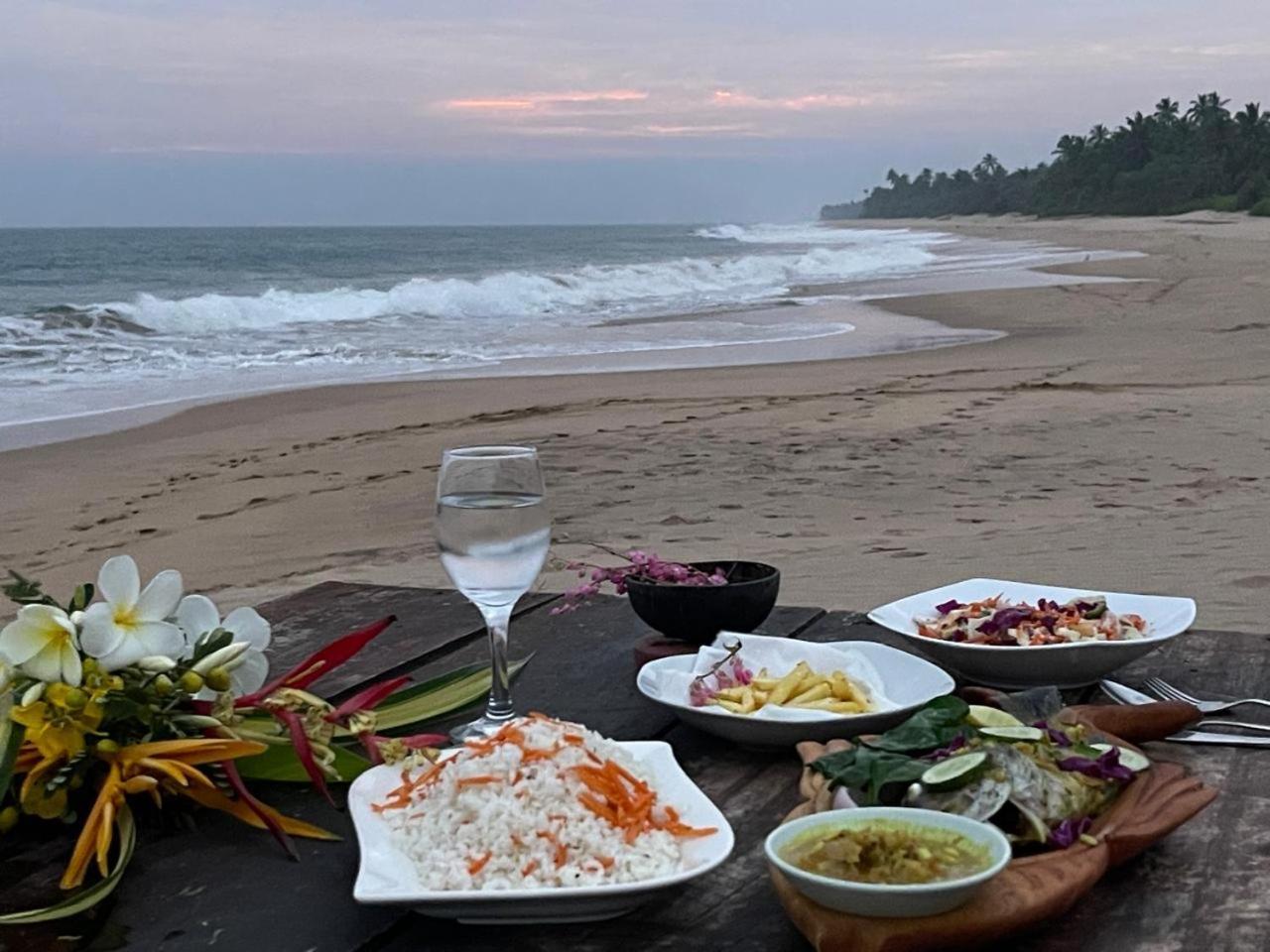 Waves Ranna Cabana And Seafood Extérieur photo